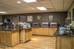 Free daily full breakfast - Comfort Inn Sandusky (Sandusky)