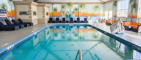 Una piscina cubierta, una piscina al aire libre de temporada