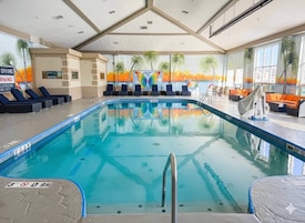Una piscina techada, una piscina al aire libre de temporada