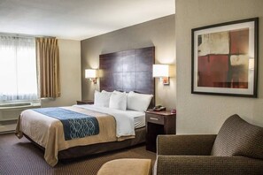 Premium bedding, desk, laptop workspace, blackout drapes - Comfort Inn Sandusky (Sandusky)