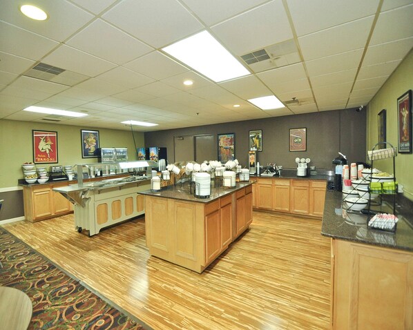 Free daily full breakfast - Comfort Inn Sandusky (Sandusky)