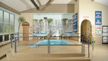 Inomhuspool och en säsongsöppen utomhuspool