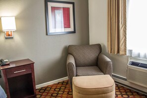 Premium bedding, desk, laptop workspace, blackout drapes - Comfort Inn Sandusky (Sandusky)