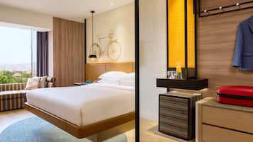 Club Room, 1 King Bed | Hypo-allergenic bedding, minibar, in-room safe, desk