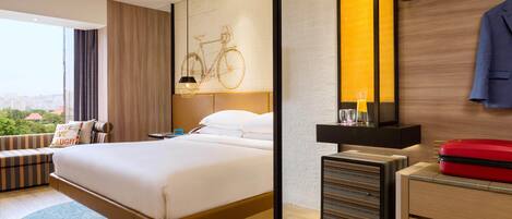 Club Room, 1 King Bed | Hypo-allergenic bedding, minibar, in-room safe, desk