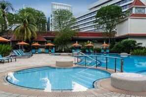 Piscine extérieure, parasols de plage, chaises longues