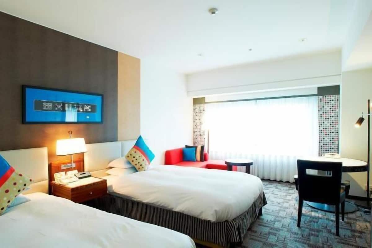 Escritorio, wifi gratis, ropa de cama y despertador