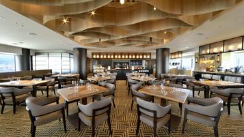9 Restaurants; Mittagessen und Abendessen werden serviert