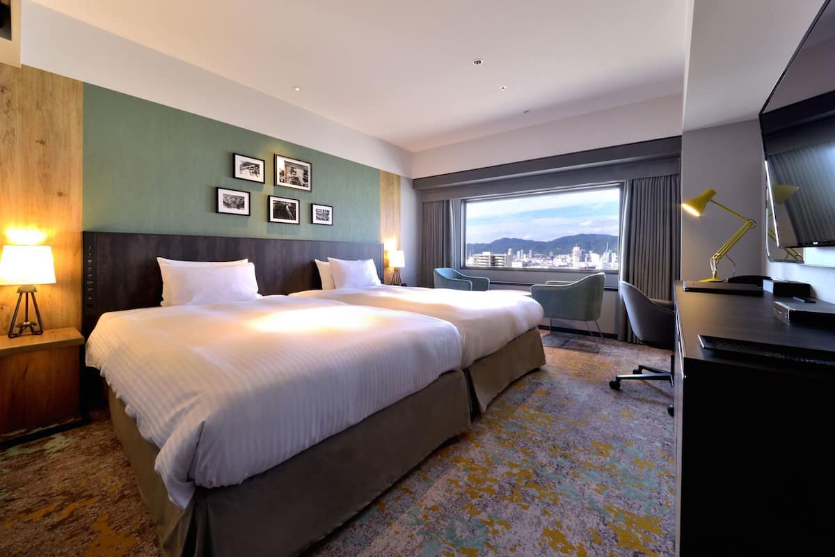 Escritorio, wifi gratis, ropa de cama y despertador