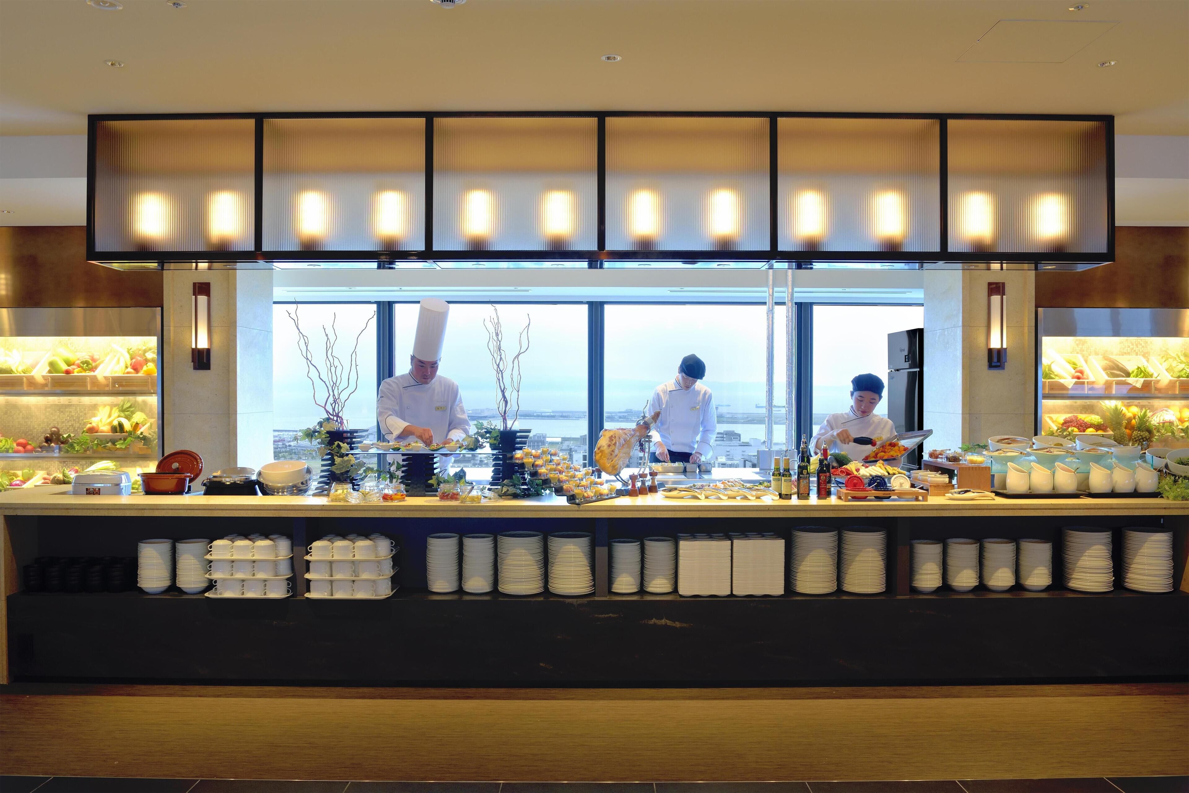 9 restaurants; lunch and dinner served