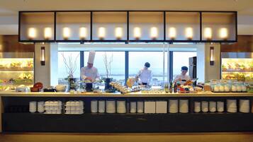 9 restaurants; lunch and dinner served