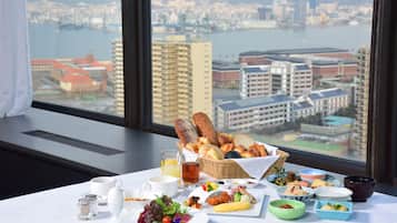 9 restauranter; serverer frokost, aftensmad og japanske retter