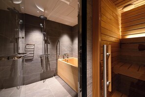 Bañera con ducha, artículos de tocador gratuitos, secador de pelo