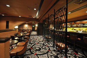 2 bars/lounges