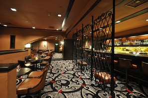 2 bars/lounges