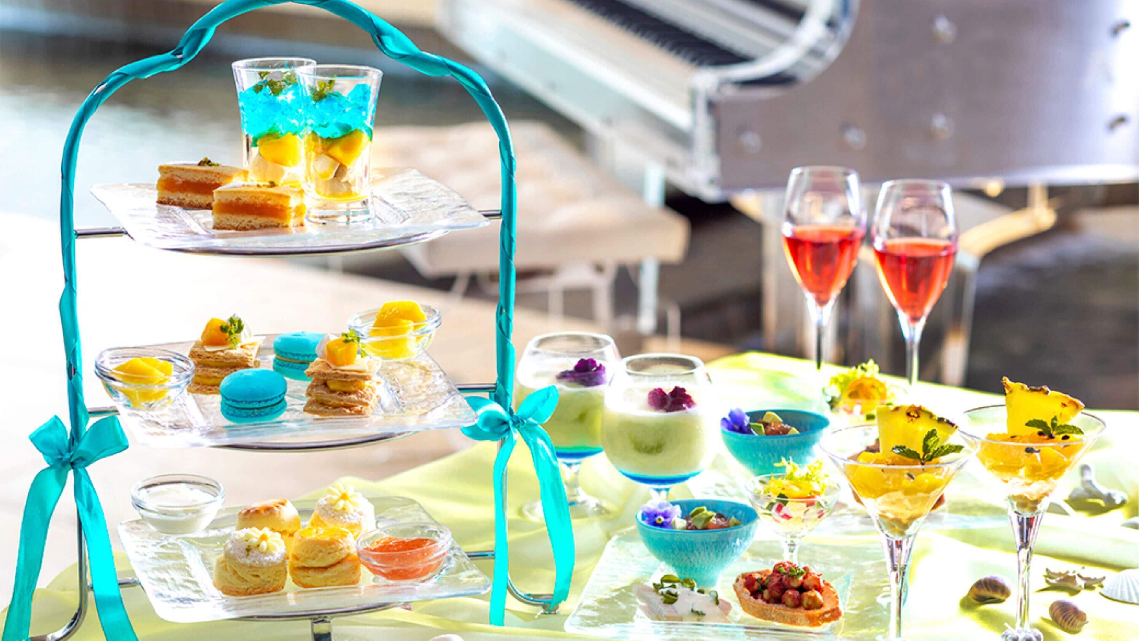 Un puesto de postres y bebidas de varios niveles con diversas opciones.