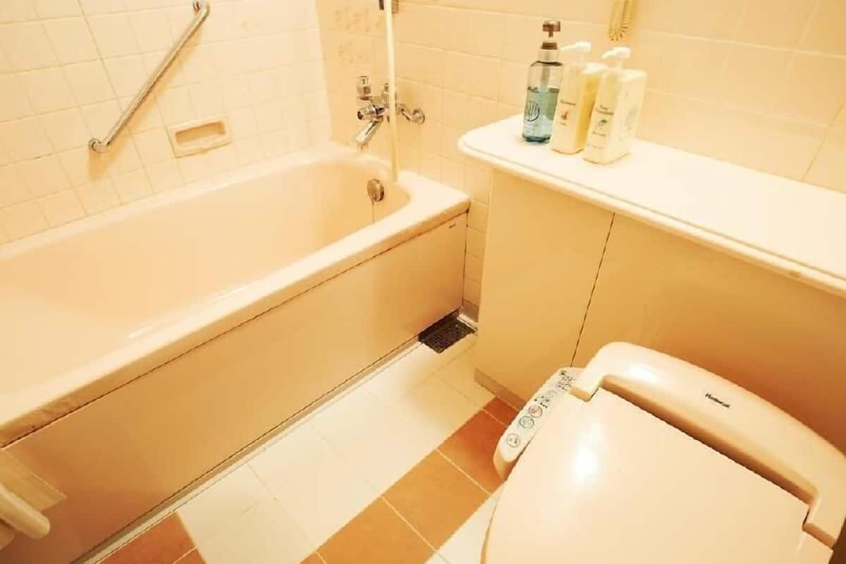 Baño | Tina con regadera, amenidades de baño gratuitas, secadora de cabello