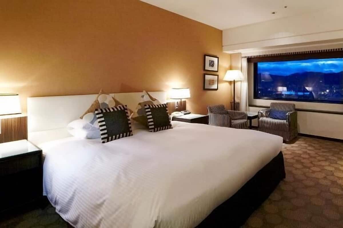 Escritorio, wifi gratis, ropa de cama y despertador
