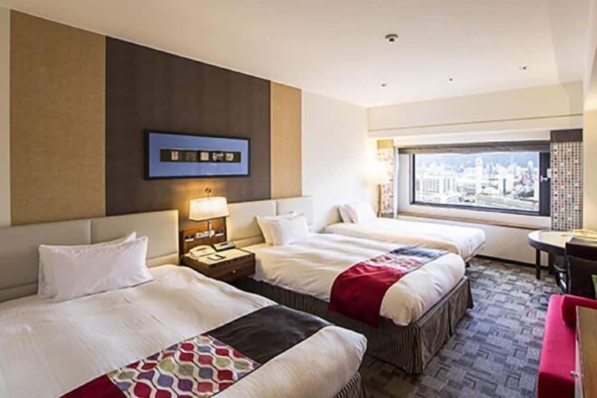 Een bureau, een strijkplank/strijkijzer, gratis wifi, beddengoed