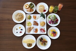 A breakfast buffet with various dishes and drinks.