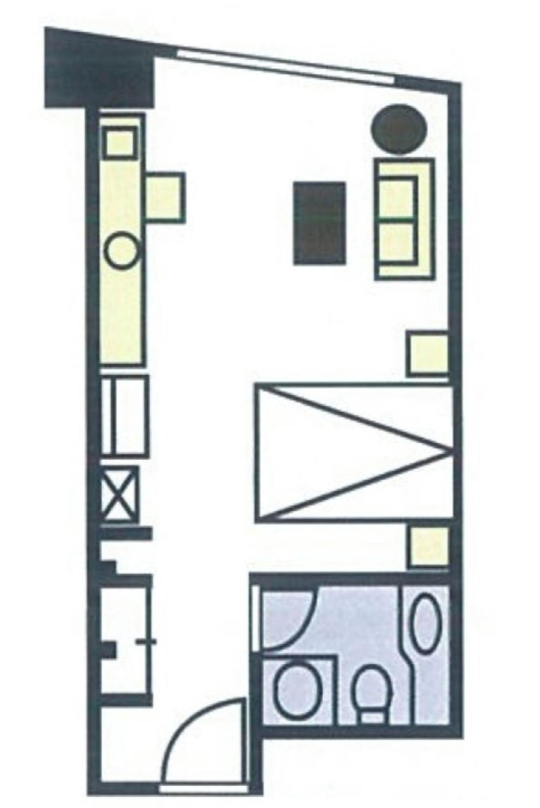 Een plattegrond met een keuken, eetgedeelte, woonkamer en twee slaapkamers.