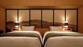 Main Building Executive Floor, Celebrity Suite Twin, Non-Smoking (Free Access to Gym, Indoor Pool) | Desk, iron/ironing board, free WiFi, bed sheets