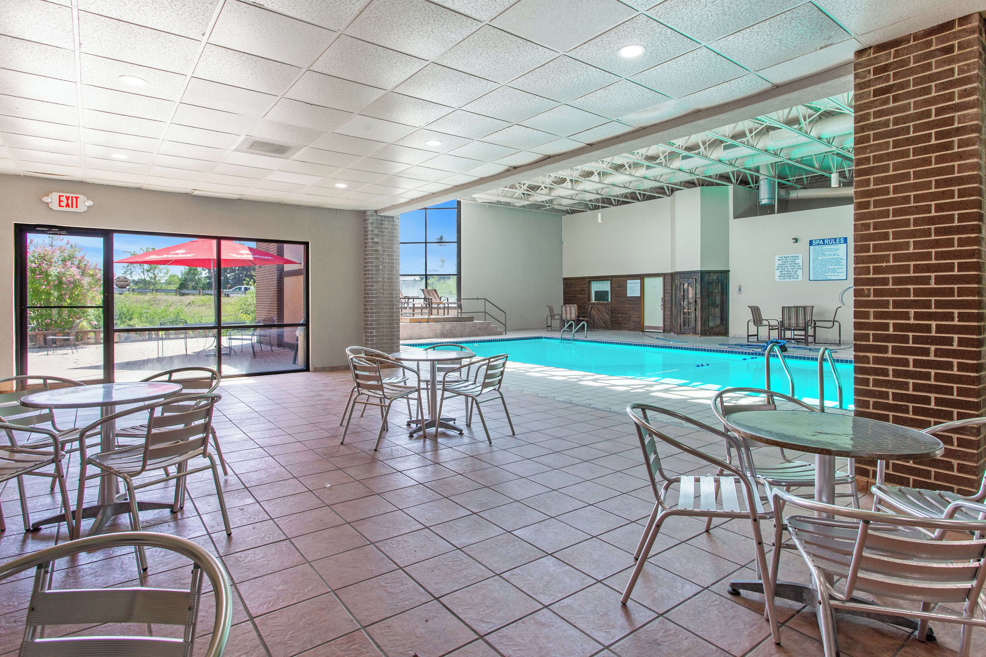 Innenpool, geöffnet von 09:00 Uhr bis 22:00 Uhr, Liegestühle