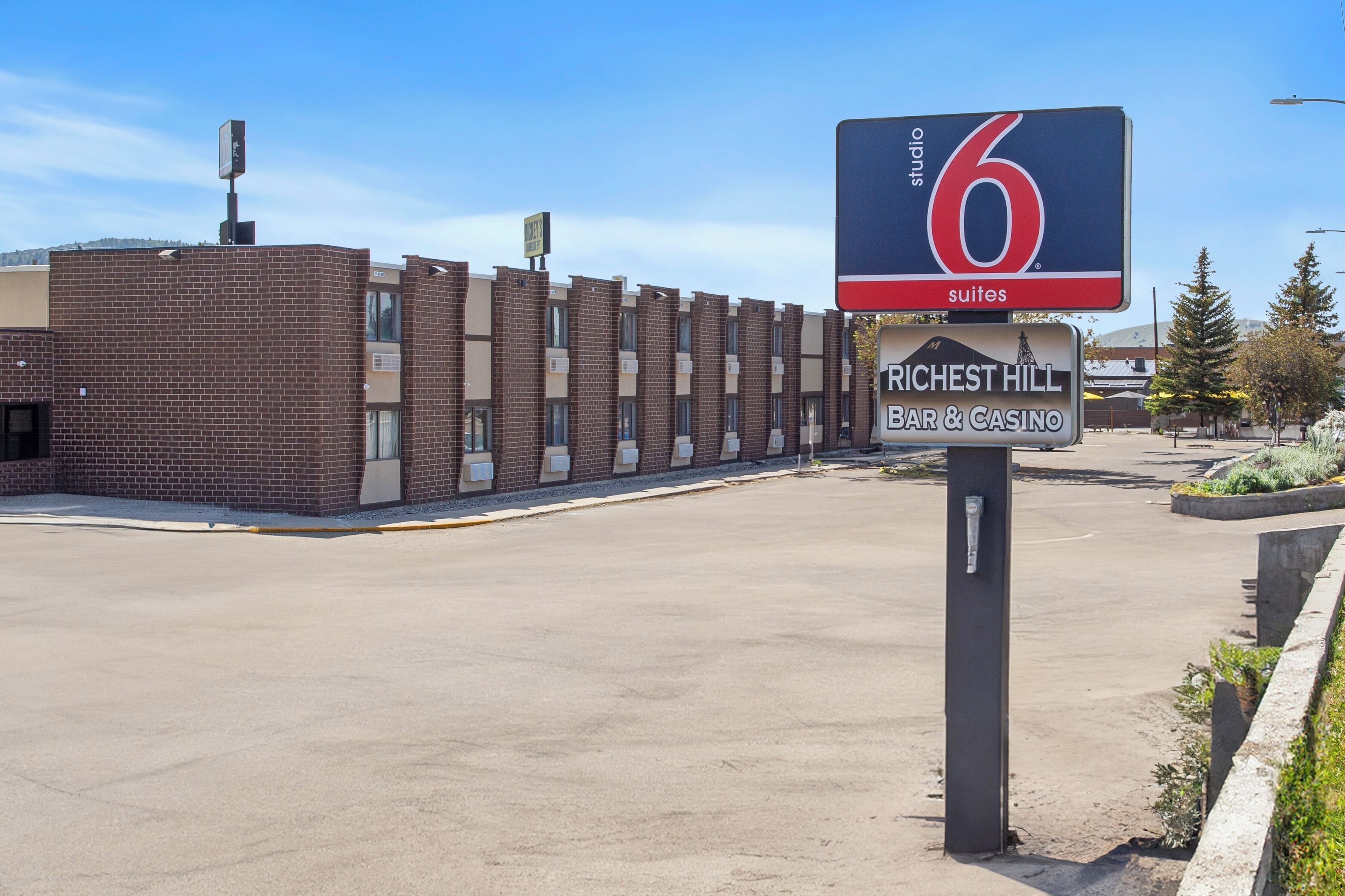 A motel named 'Richest Hill Bar & Casino' with a sign indicating '6 suites'.