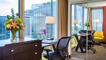 Premium bedding, in-room safe, desk, laptop workspace