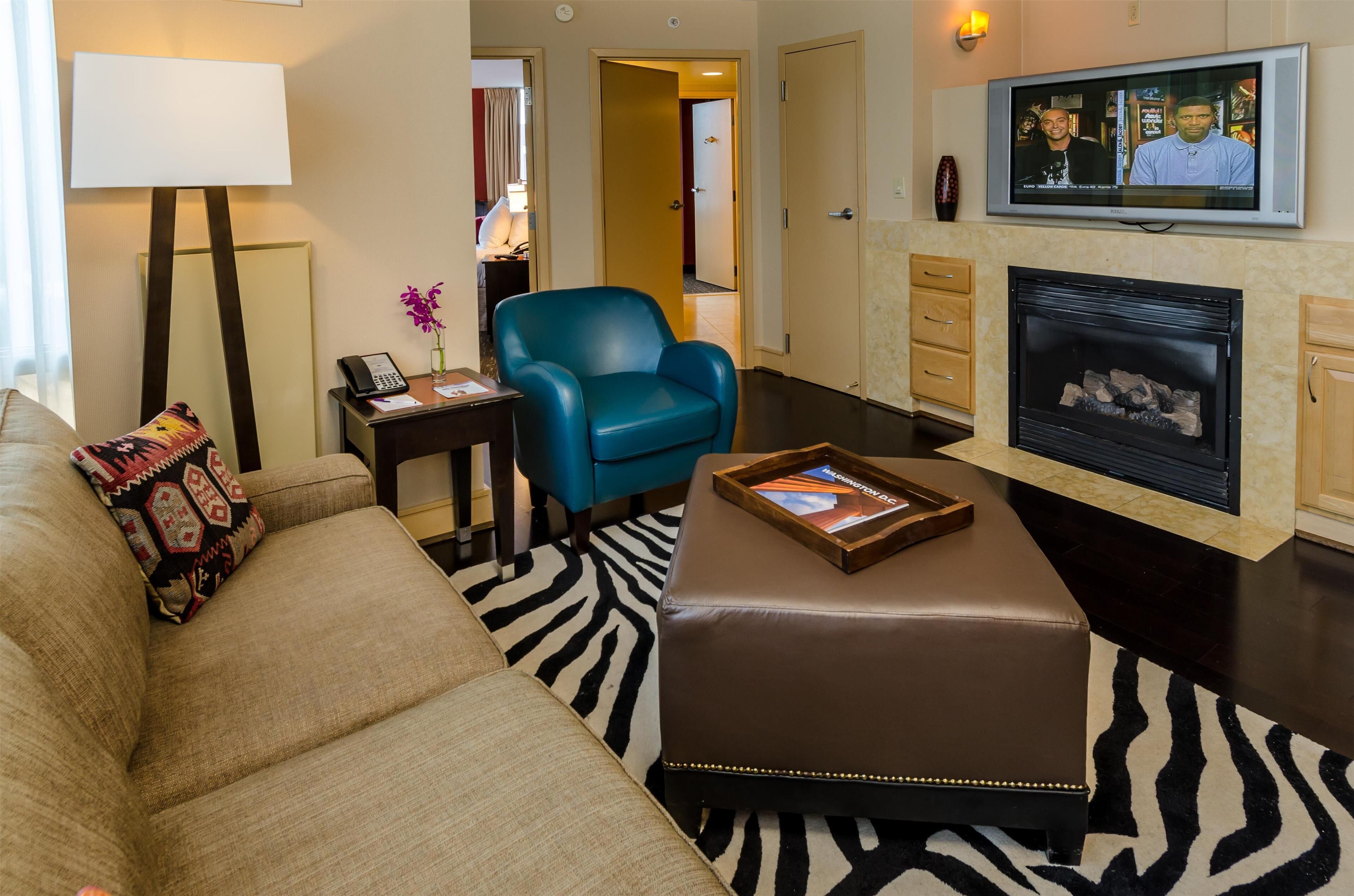 أغطية فراش متميزة وخزنة داخل الغرفة ومكتب ومساحة عمل للكمبيوتر المحمول
