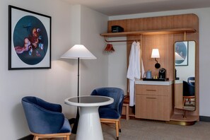 Junior-suite - 1 kingsize-seng med sovesofa (Longworth) | Premium-sengetøj, pengeskab på værelset, skrivebord