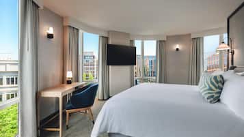 Suite (Monument Suite) | Premium bedding, in-room safe, desk, laptop workspace