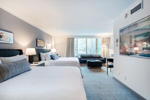 Ropa de cama de alta calidad y caja de seguridad en la habitación