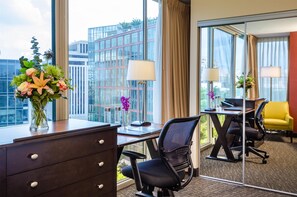 Premium bedding, in-room safe, desk, laptop workspace - Beacon Hotel & Corporate Quarters (Washington)