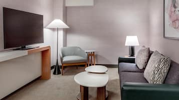 Luxe beddengoed, een kluis op de kamer, een bureau, een laptopwerkplek