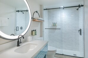 Articles de toilette gratuits, sèche-cheveux, peignoirs, chaussons