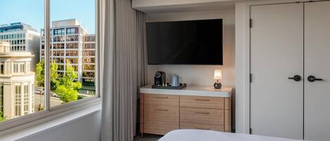 Premium bedding, in-room safe, desk, laptop workspace
