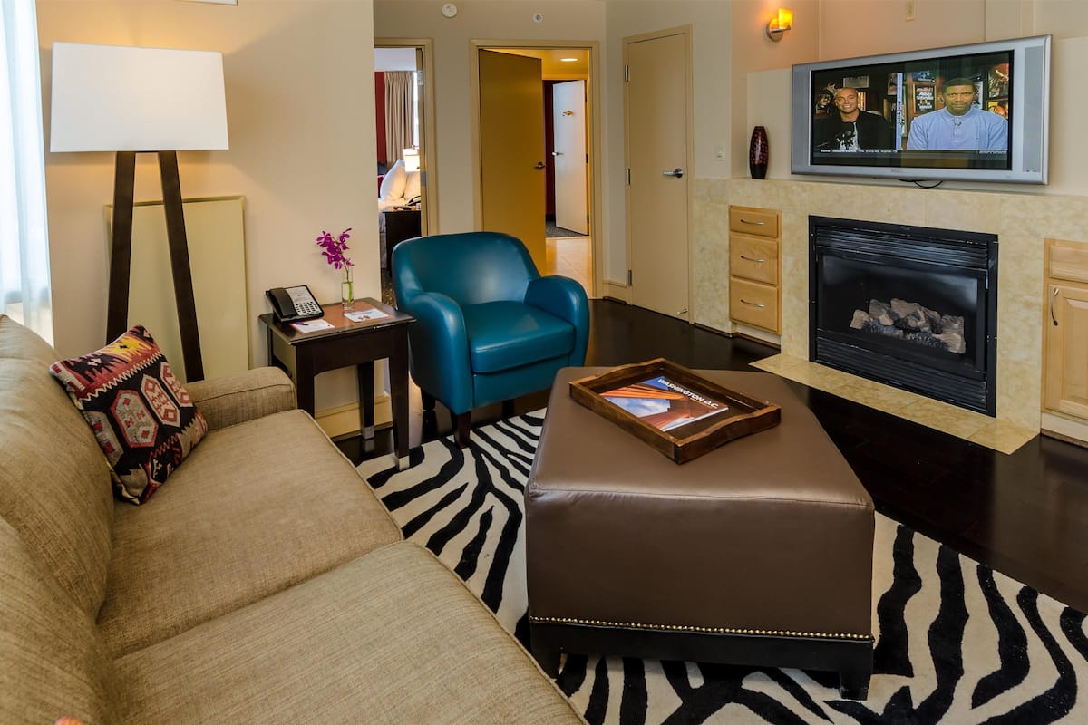 Suite, 1 Bedroom (King w/Full Kitchen) | Premium bedding, in-room safe, desk, laptop workspace