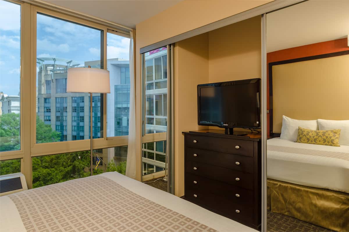 Premium bedding, in-room safe, desk, laptop workspace