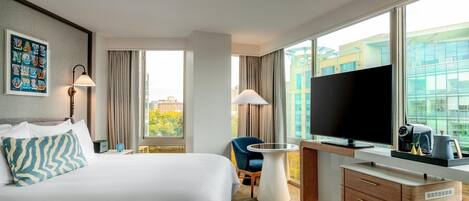 Premium kamer, 1 kingsize bed | Luxe beddengoed, een kluis op de kamer, een bureau, een laptopwerkplek