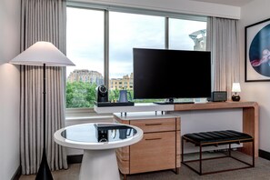 Signature King, 1 King bed | Premium bedding, in-room safe, desk, laptop workspace - Beacon Hotel & Corporate Quarters (Washington)