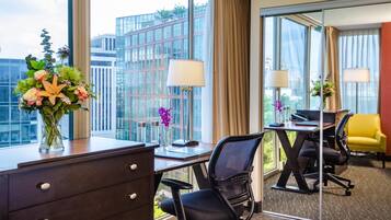 Ropa de cama de alta calidad y caja de seguridad en la habitación