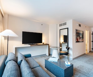 Premium bedding, in-room safe, desk, laptop workspace - Beacon Hotel & Corporate Quarters (Washington)