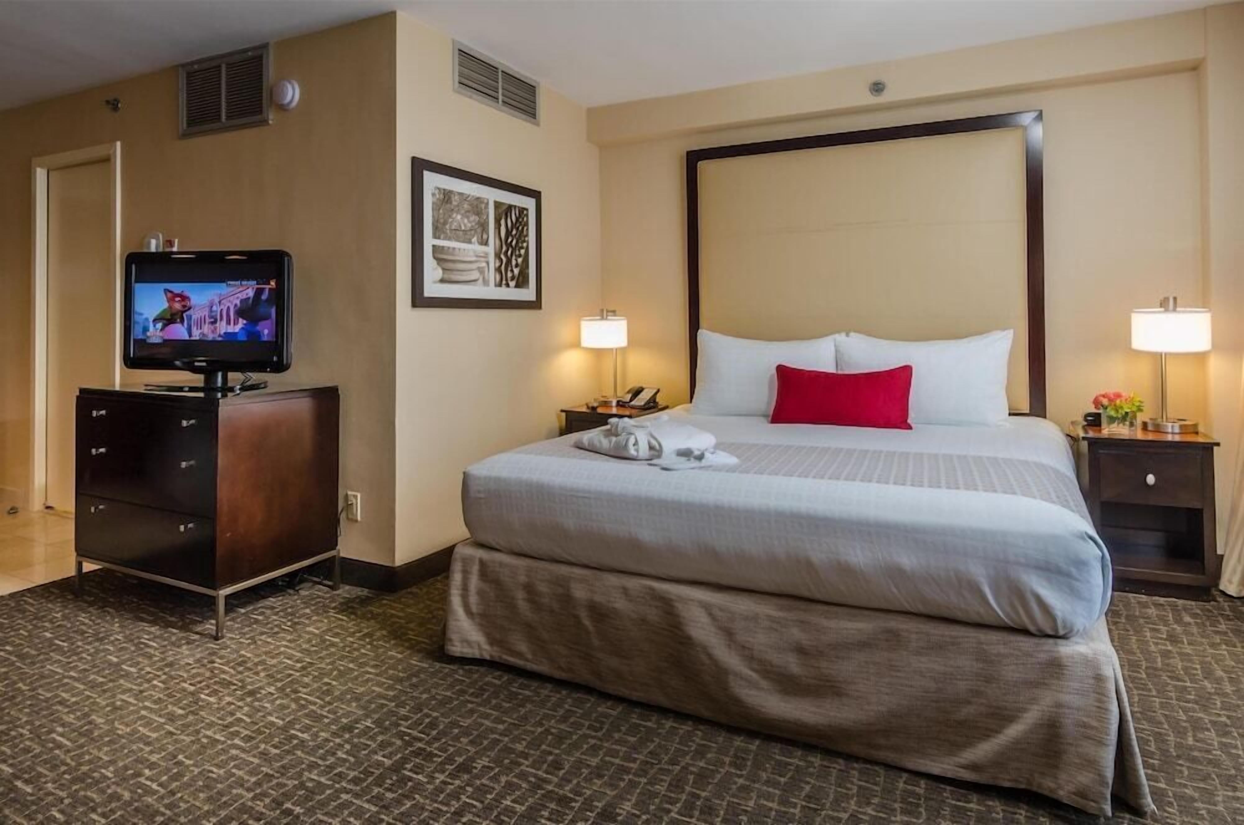 Premium bedding, in-room safe, desk, laptop workspace