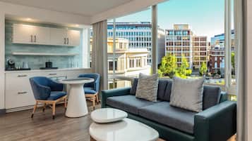 Suite (Monument Suite) | Premium bedding, in-room safe, desk, laptop workspace