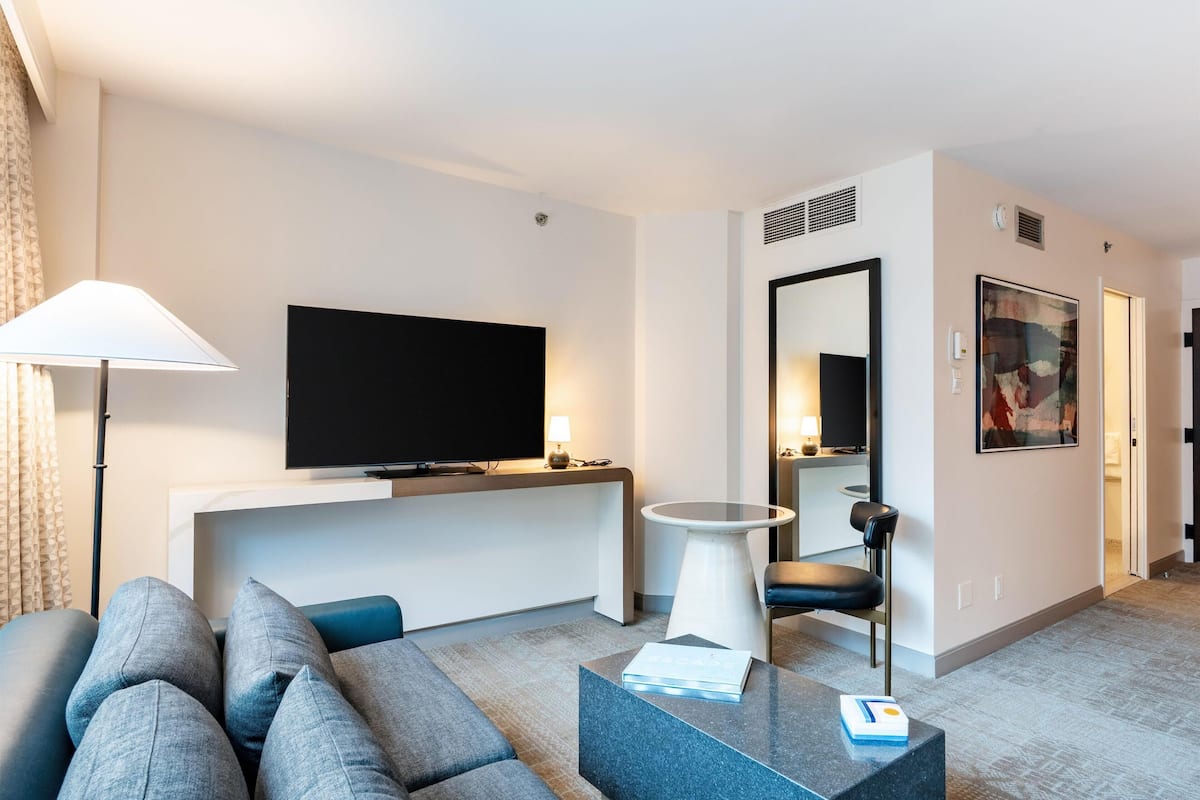 Premium bedding, in-room safe, desk, laptop workspace