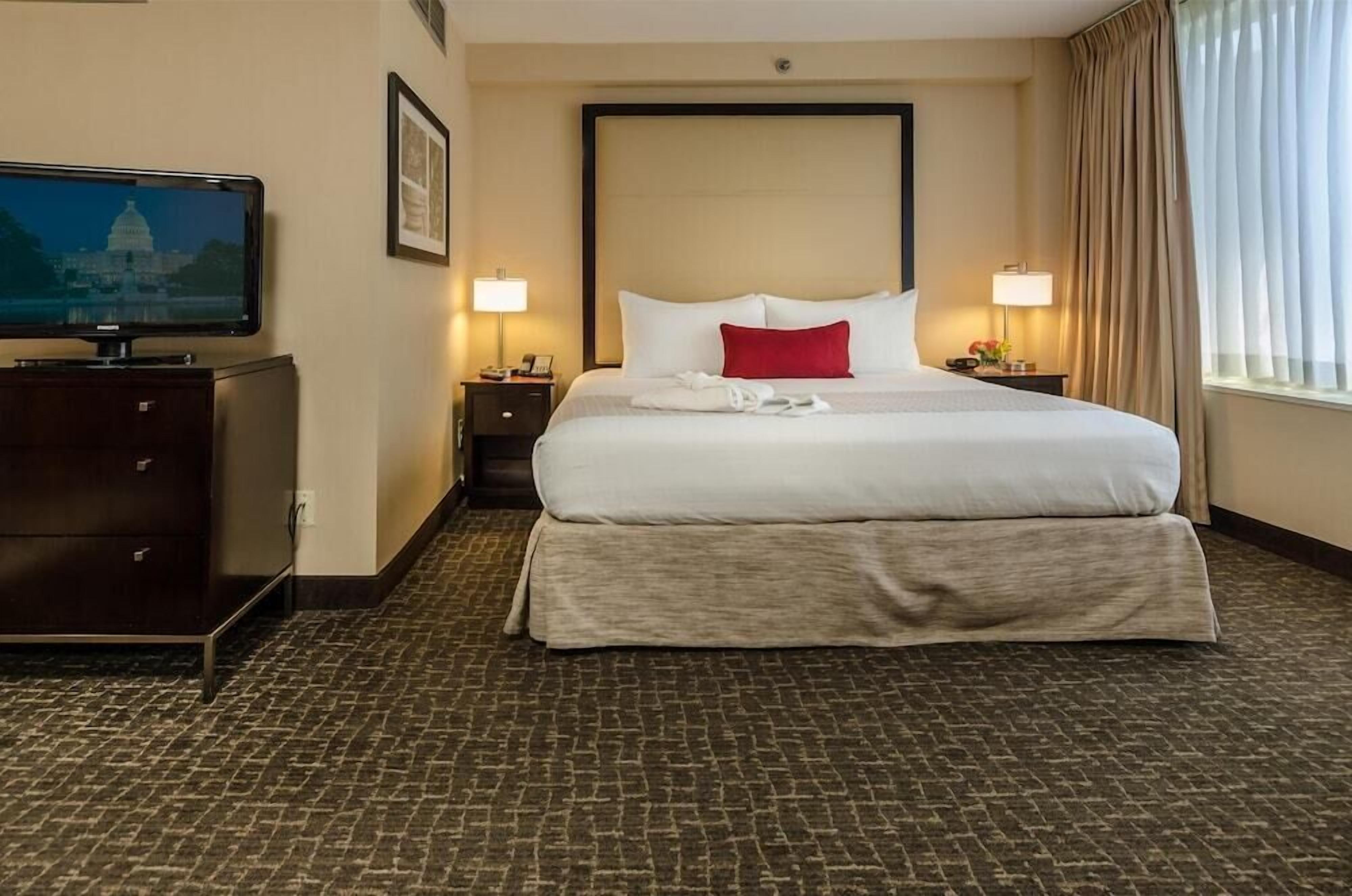 Premium bedding, in-room safe, desk, laptop workspace