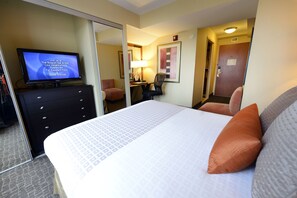 Premium bedding, in-room safe, desk, laptop workspace - Beacon Hotel & Corporate Quarters (Washington)