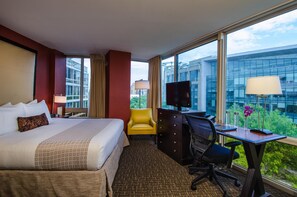 Deluxe kamer, 1 kingsize bed | Luxe beddengoed, een kluis op de kamer, een bureau, een laptopwerkplek