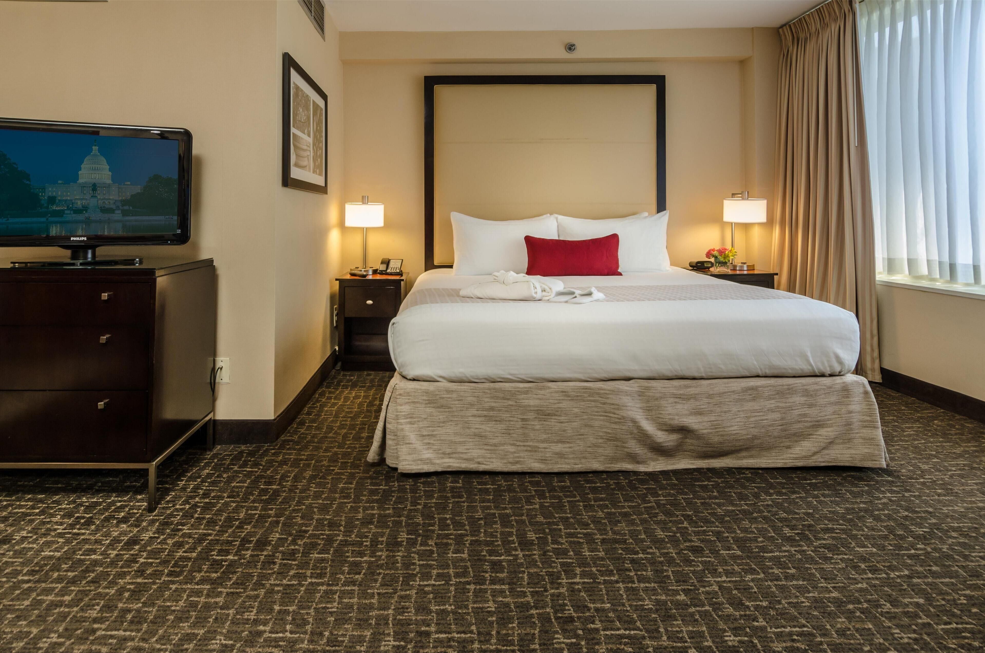 Apartment, 1 King Bed (Style Studio Suite w/Full Kitchen) | Premium bedding, in-room safe, desk, laptop workspace